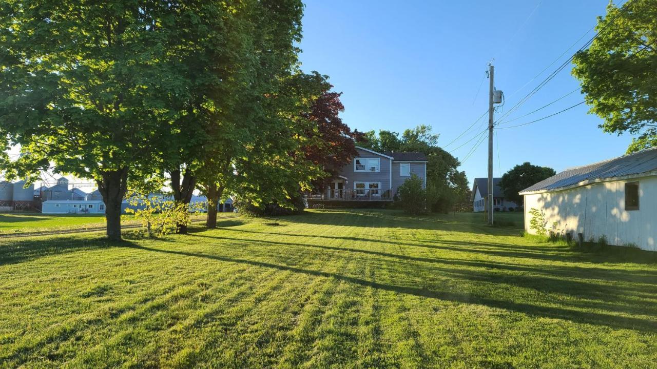 Small Town Bound Inn Montague Esterno foto
